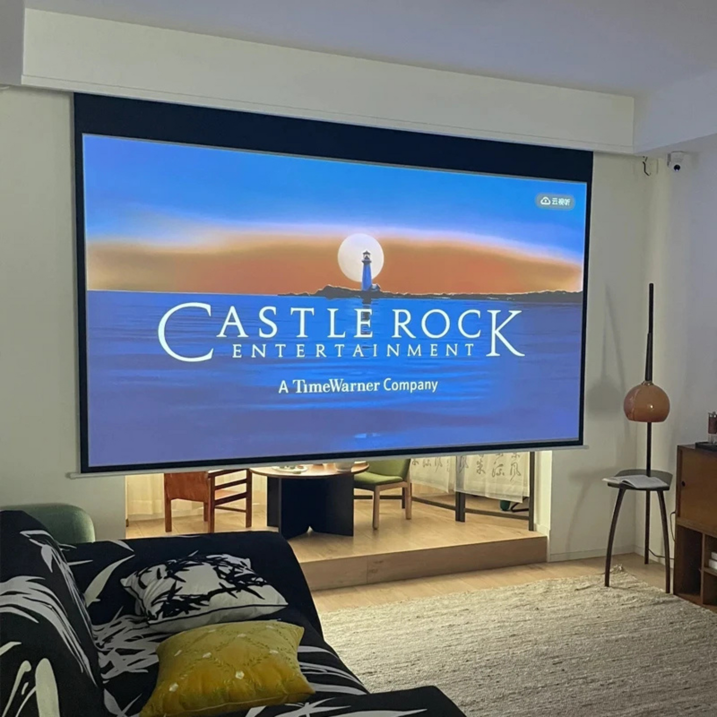 Écran projecteur HD motorisé 72" avec télécommande