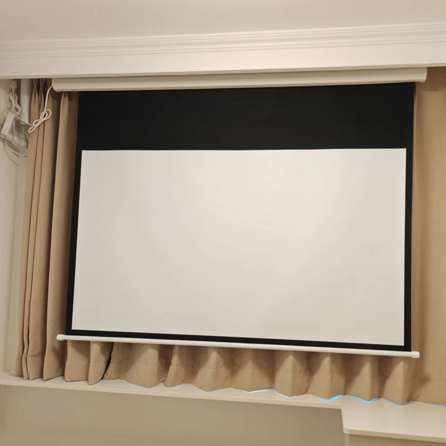 Écran projecteur HD motorisé 72" avec télécommande