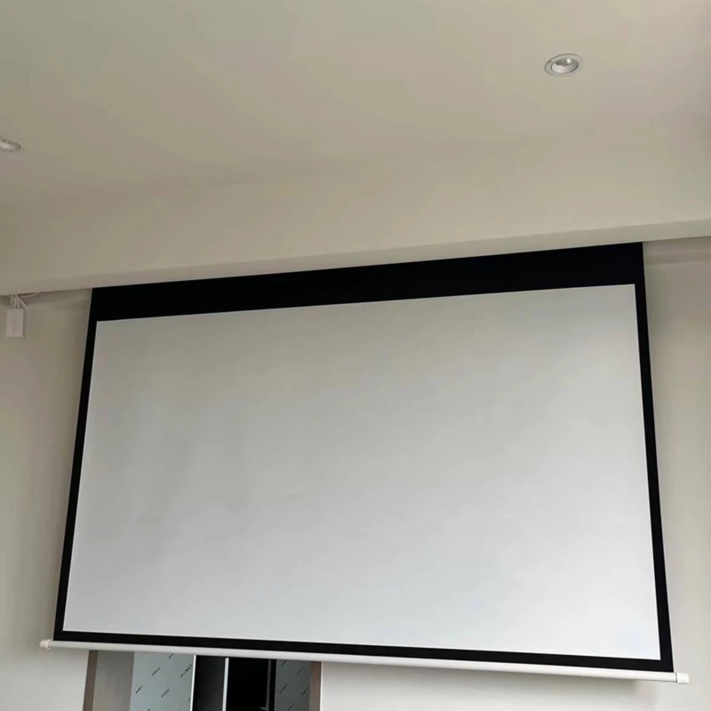 Écran projecteur HD motorisé 72" avec télécommande