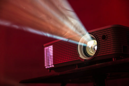 Mini vidéoprojecteur LED allumé posé sur une table