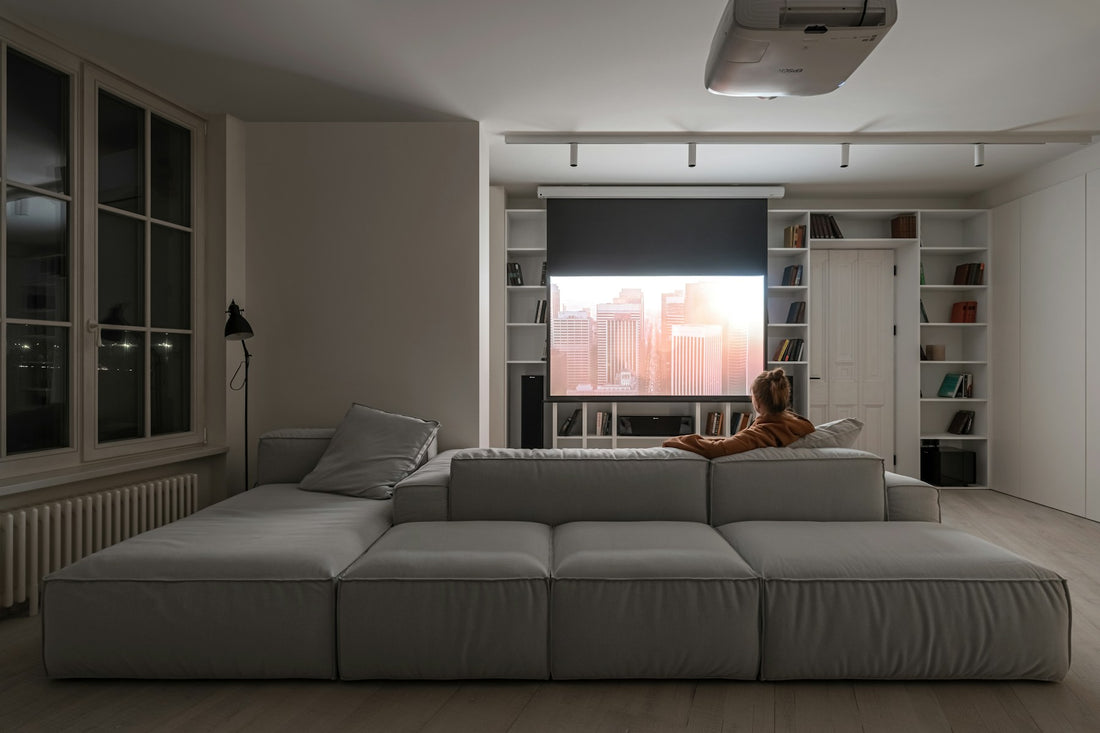 Salon home cinéma avec film projeté au mur